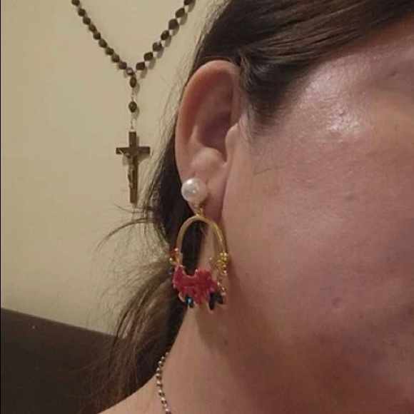 Red floral flower bouquet textured gold hoop pearl statement earrings - Picture 9 of 10